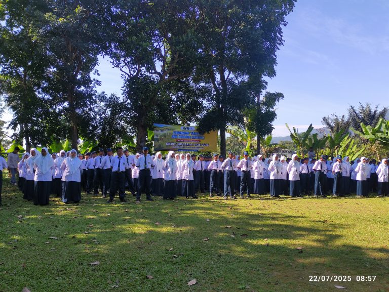 Tingkatkan Jiwa Kepemimpinan, MTsN 3 Sidoarjo Gelar Leadership Training di Trawas