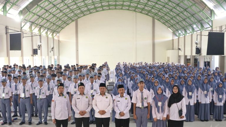 Foto Bersama Kepala Kantor Kemenag Sidoarjo bersama Kepala MAN Sidoarjo beserta Peserta MATSAMA MAN Sidoarjo 2025