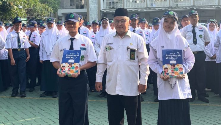 MTsN 1 Sidoarjo Resmi Buka English Month: Belajar Bahasa, Menembus Dunia