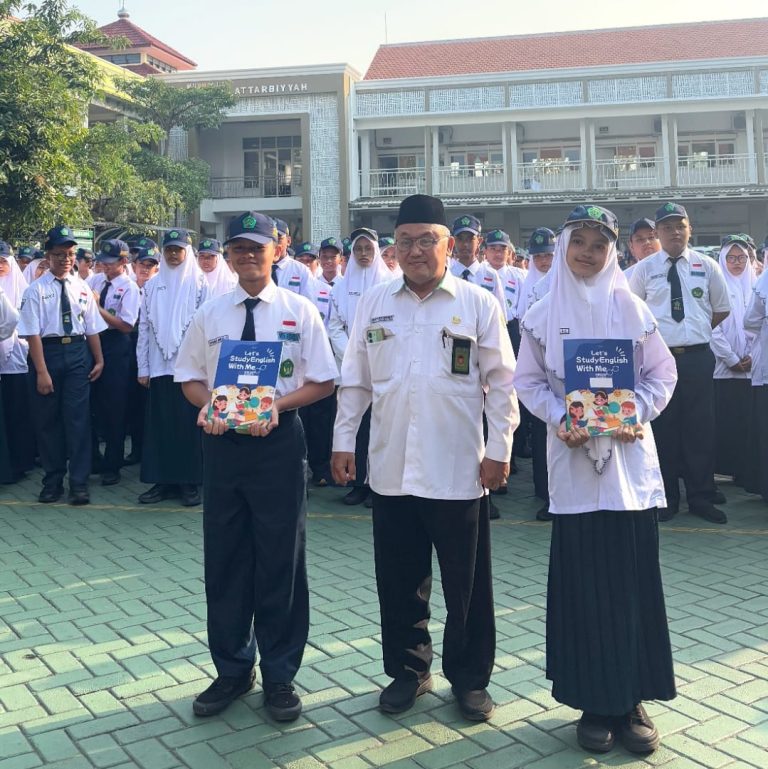 MTsN 1 Sidoarjo Resmi Buka English Month: Belajar Bahasa, Menembus Dunia
