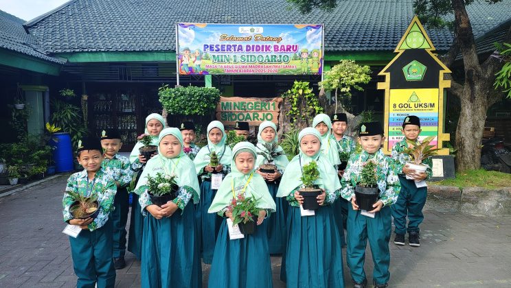 Hijaukan Madrasah, MIN 1 Sidoarjo Kenalkan Cinta Lingkungan pada Peserta Didik Baru Lewat Program “Sanak Sanam”