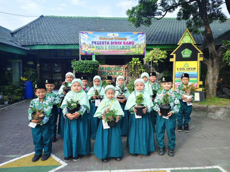 Hijaukan Madrasah, MIN 1 Sidoarjo Kenalkan Cinta Lingkungan pada Peserta Didik Baru Lewat Program “Sanak Sanam”