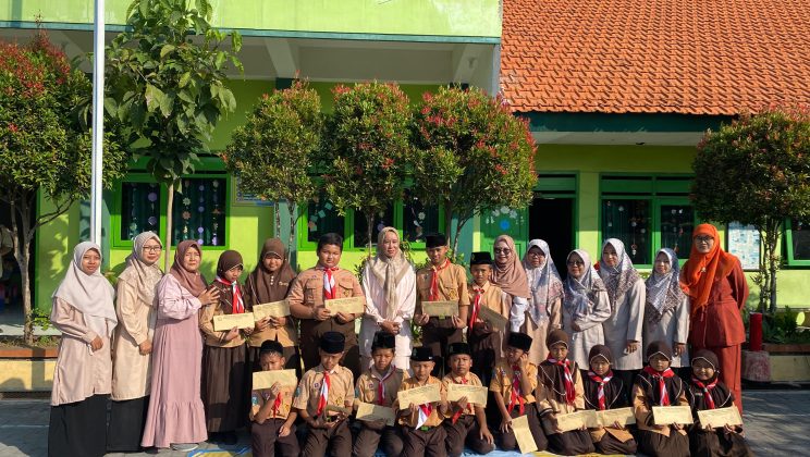 Didik Anak Berempati, MIN 2 Sidoarjo Peringati Hari Anak Nasional dengan Mengelar Tahlil dan Santunan Yatim