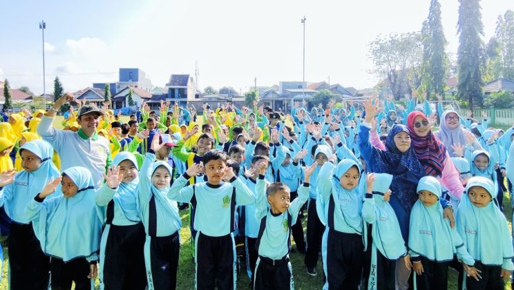 Gebyar Hari Anak Nasional di MIN 1 Sidoarjo: Wujudkan Anak Hebat dan Kuat dengan Senam, Sarapan Bergizi, dan Pembagian Susu Segar Gratis