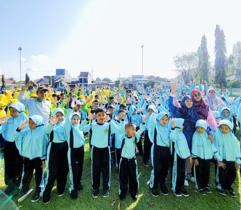 Gebyar Hari Anak Nasional di MIN 1 Sidoarjo: Wujudkan Anak Hebat dan Kuat dengan Senam, Sarapan Bergizi, dan Pembagian Susu Segar Gratis