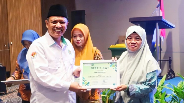 MIN 1 Sidoarjo Sabet Juara 1 Poster Lingkungan “Green Vibes Only”, Bukti Nyata Aksi Peduli Bumi