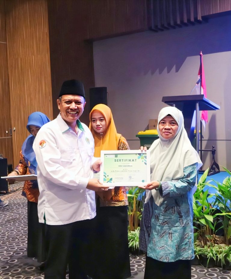 MIN 1 Sidoarjo Sabet Juara 1 Poster Lingkungan “Green Vibes Only”, Bukti Nyata Aksi Peduli Bumi