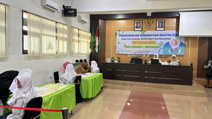 Pemeriksaan Kesehatan di MTsN 1 Sidoarjo: Wujud Peduli Kesehatan Guru dan Siswa