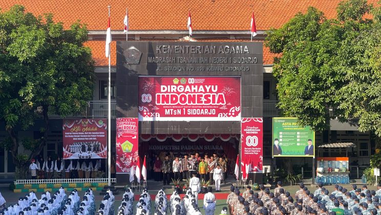 Peringatan HUT ke-80 RI  di MTsN 1 Sidoarjo: Dari Upacara Penuh Makna hingga Pesta Hadiah