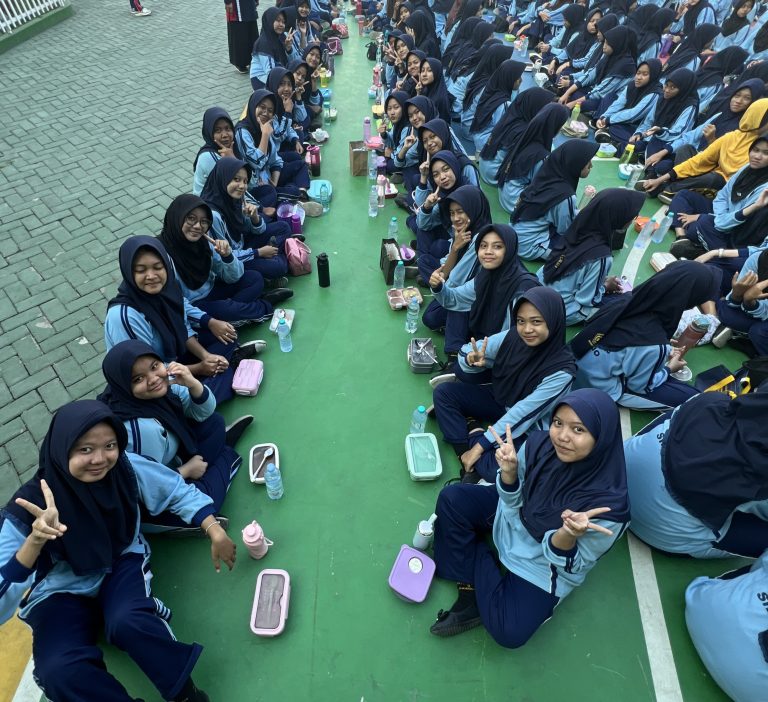 Semangat Pagi di MTsN 2 Sidoarjo: Sarapan Bersama Wujudkan Kebersamaan dan Pola Hidup Sehat