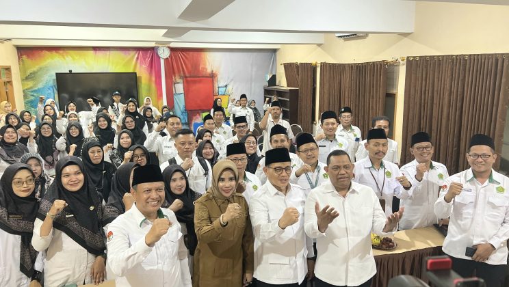 Wakil Menteri Agama RI, Dr. H.R. Muhammad Syafi’i, S.H., Melanjutkan Rangkaian Kunjungannya ke MTsN 2 Sidoarjo Usai Cek Kesehatan Gratis