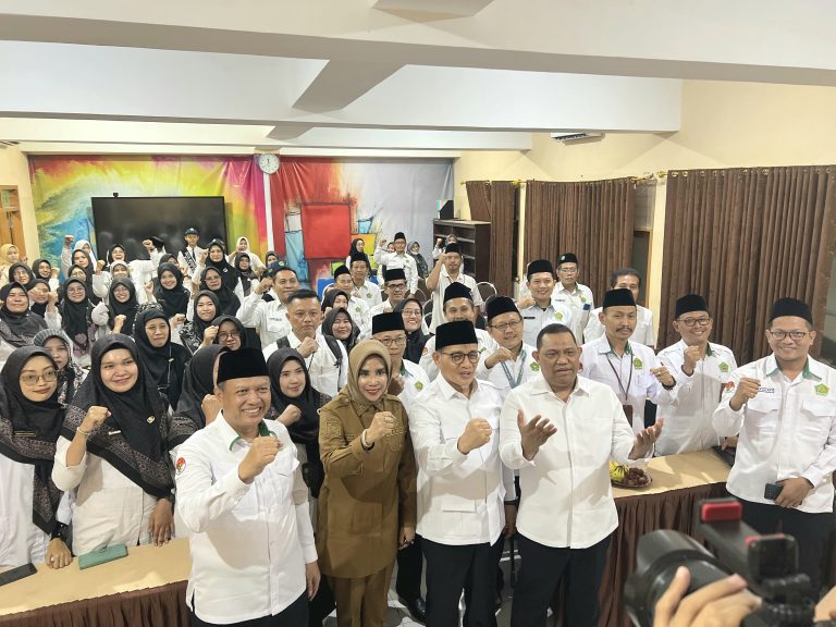 Wakil Menteri Agama RI, Dr. H.R. Muhammad Syafi’i, S.H., Melanjutkan Rangkaian Kunjungannya ke MTsN 2 Sidoarjo Usai Cek Kesehatan Gratis