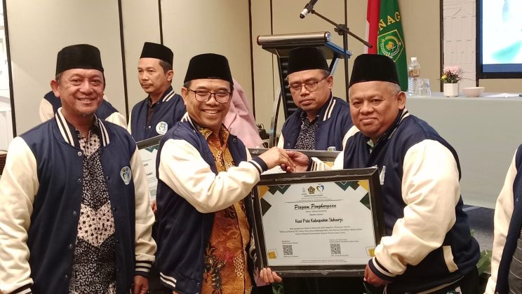 Kemenag Sidoarjo Terima Penghargaan Pelopor Program PAIS Berkarakter Provinsi Jatim