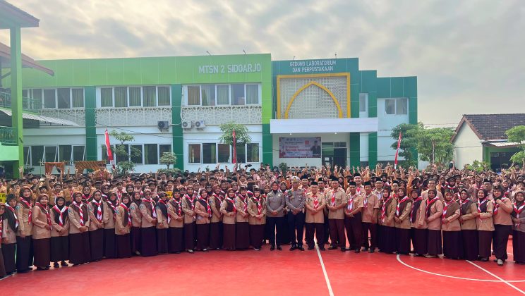 Perayaan Hari Pramuka ke-64 di MTsN 2 Sidoarjo Dihadiri Kapolsek Krian, Tekankan Kedisiplinan Siswa