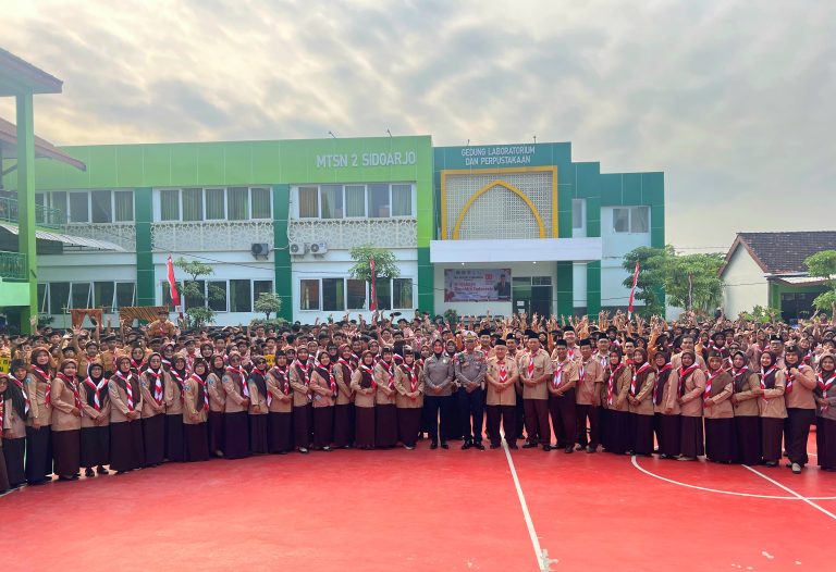 Perayaan Hari Pramuka ke-64 di MTsN 2 Sidoarjo Dihadiri Kapolsek Krian, Tekankan Kedisiplinan Siswa