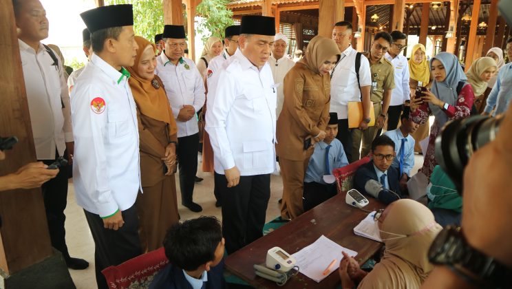Kunjungi Ponpes Al Amanah Junwangi Krian, Wamenag Pastikan CKG di Sidoarjo Berjalan dengan Baik