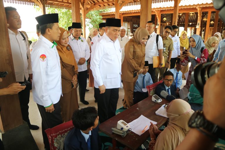 Kunjungi Ponpes Al Amanah Junwangi Krian, Wamenag Pastikan CKG di Sidoarjo Berjalan dengan Baik