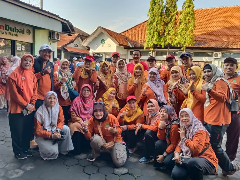 MTsN 4 Sidoarjo Ikuti Jalan Sehat dan Lomba Tumpeng Peringatan HUT ke-80 RI di Kemenag Sidoarjo