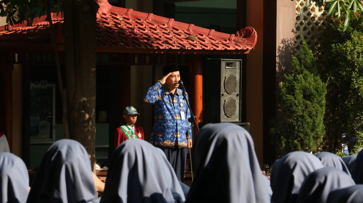 Kepala MAN Sidoarjo sebagai Pembina Upacara Peringatan Kemerdekaan Republik Indonesia ke-80