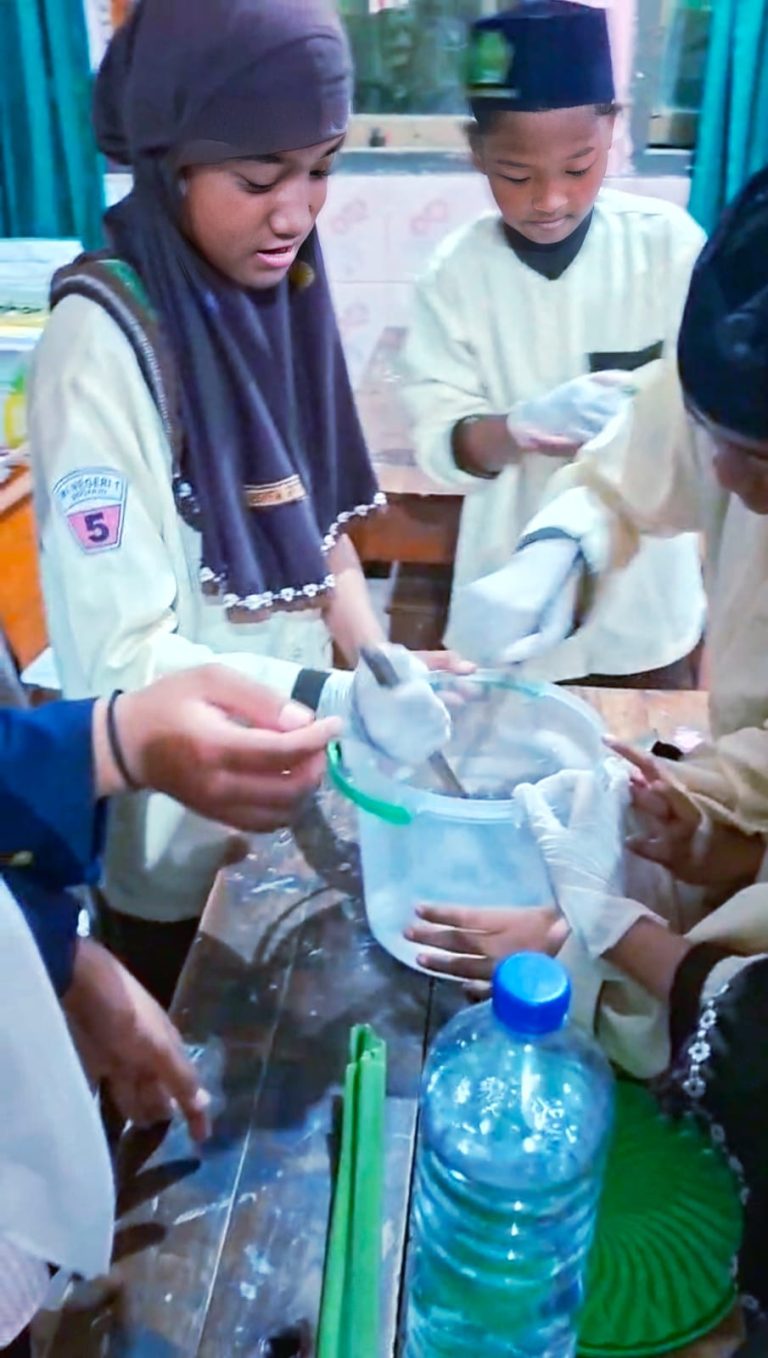 Inovasi Hijau MIN 1 Sidoarjo: Peserta Didik MIN 1 Sidoarjo Ciptakan Sabun Herbal, Bukti Nyata Peduli Lingkungan dari Madrasah