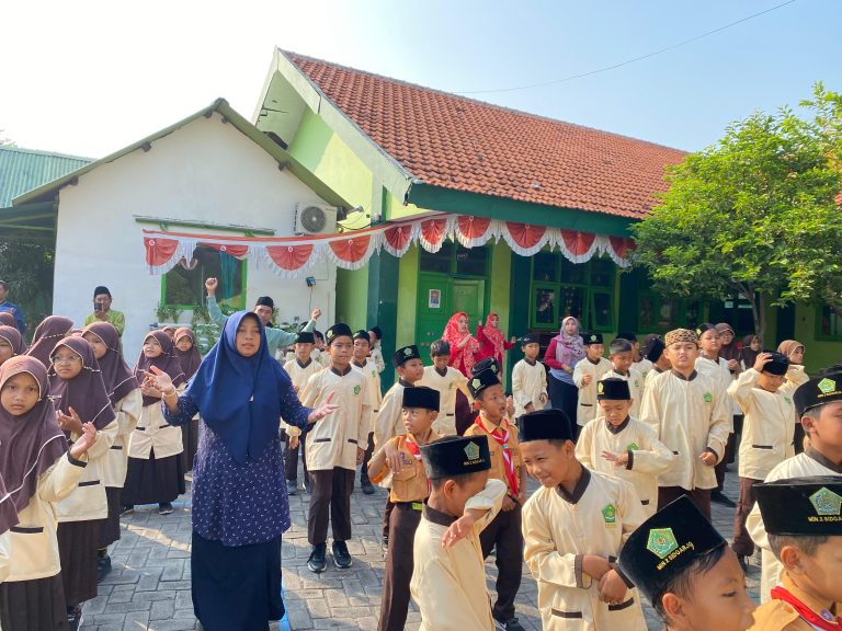 Gerakkan Tubuh, Bangkitkan Kesadaran Iklim: MIN 2 Sidoarjo Sosialisasikan Kurikulum Baru Lewat Senam Bersama