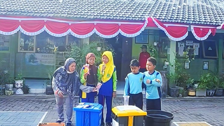 Aksi Nyata Peduli Lingkungan: Kader Sampah Cilik MIN 1 Sidoarjo, Si “Butterfly Waste” Giat Edukasi Warga Pemilahan Sampah Melalui Kode Warna