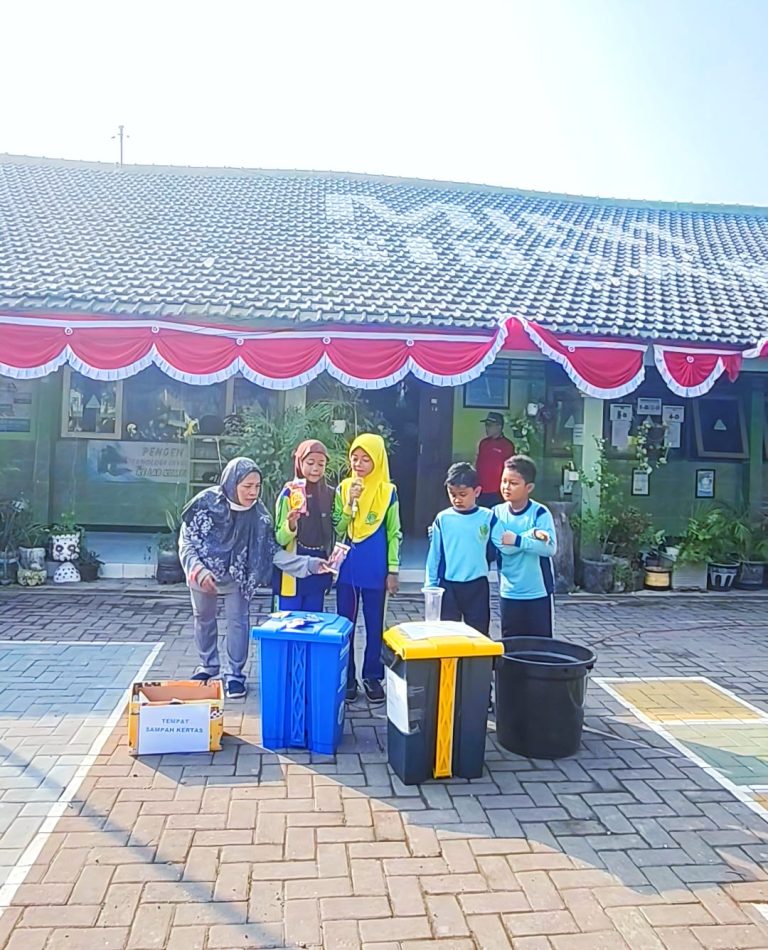 Aksi Nyata Peduli Lingkungan: Kader Sampah Cilik MIN 1 Sidoarjo, Si “Butterfly Waste” Giat Edukasi Warga Pemilahan Sampah Melalui Kode Warna