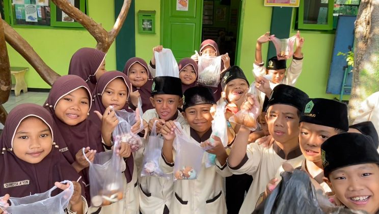 Olah Sampah Jadi Manfaat, Siswa MIN 2 Sidoarjo Belajar Ecoenzym & Pupuk Organik