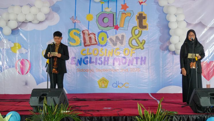 MTsN 1 SIDOARJO DAN DBC BERSINERGI TUTUP PROGRAM ENGLISH MONTH KELAS 7 DENGAN ART SHOW “THE DREAMER”