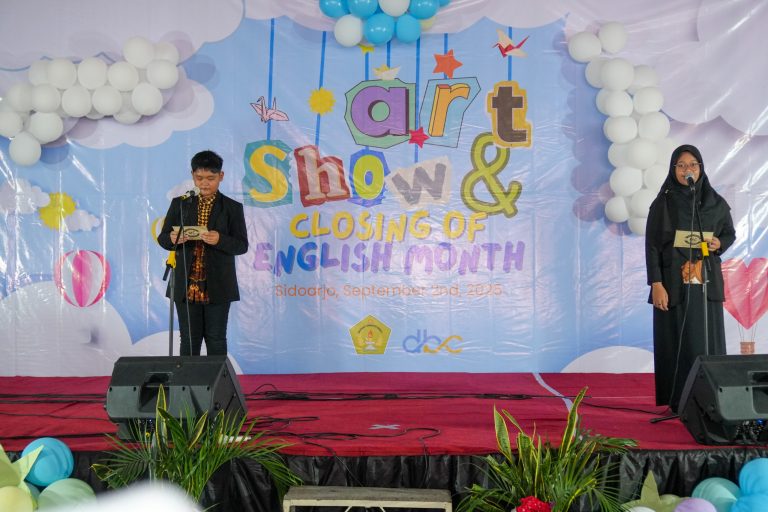 MTsN 1 SIDOARJO DAN DBC BERSINERGI TUTUP PROGRAM ENGLISH MONTH KELAS 7 DENGAN ART SHOW “THE DREAMER”