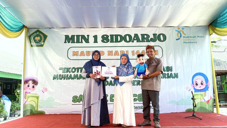 Maulid Nabi MIN 1 Sidoarjo : Bukti Cinta Rasul dengan Santuni Anak Yatim dan tebar Kebaikan