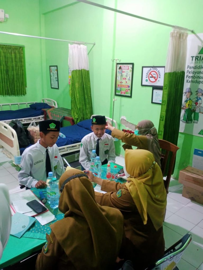 Skrining UKS oleh Puskesmas Kepadangan di MTs Negeri 4 Sidoarjo 