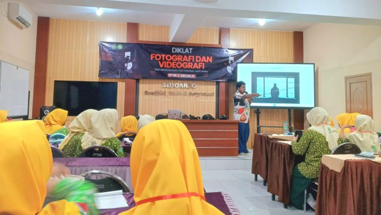 Serunya Diklat Fotografi & Videografi MTsN 2 Sidoarjo: Belajar “Dari Lensa ke Kata, dari Gambar ke Cerita”