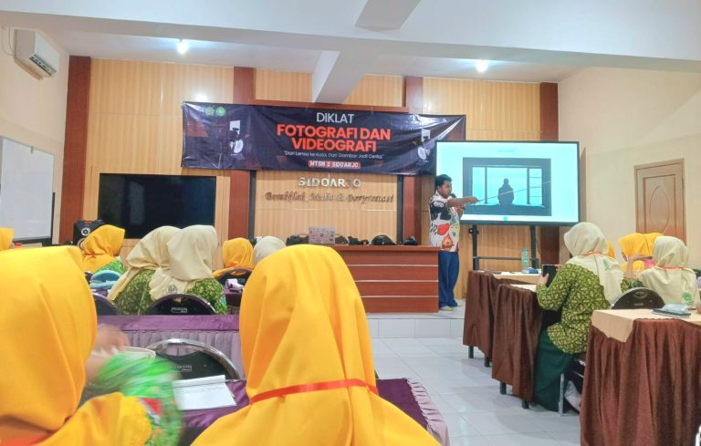 Serunya Diklat Fotografi & Videografi MTsN 2 Sidoarjo: Belajar “Dari Lensa ke Kata, dari Gambar ke Cerita”