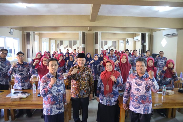 Membangun Komitmen Moderasi Beragama bagi Guru SMK Antartika 2 Sidoarjo