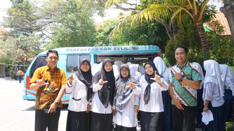 Mobil Perpustakaan Keliling Kunjungi MTsN 4 Sidoarjo, Siswa Antusias Mengikuti Kegiatan Literasi