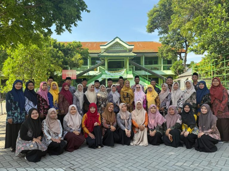 MTsN 4 Sidoarjo Gelar Peringatan Hari Batik Nasional