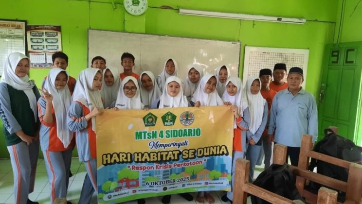 MTs Negeri 4 Sidoarjo Gelar Aksi Bersih-Bersih Lingkungan Peringati Hari Habitat Dunia