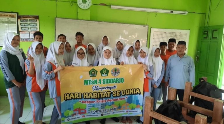 MTs Negeri 4 Sidoarjo Gelar Aksi Bersih-Bersih Lingkungan Peringati Hari Habitat Dunia