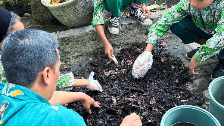 “Butterfly Waste” MIN 1 Sidoarjo Panen Raya Pupuk Kompos Tuntaskan Masalah Sampah Lokal