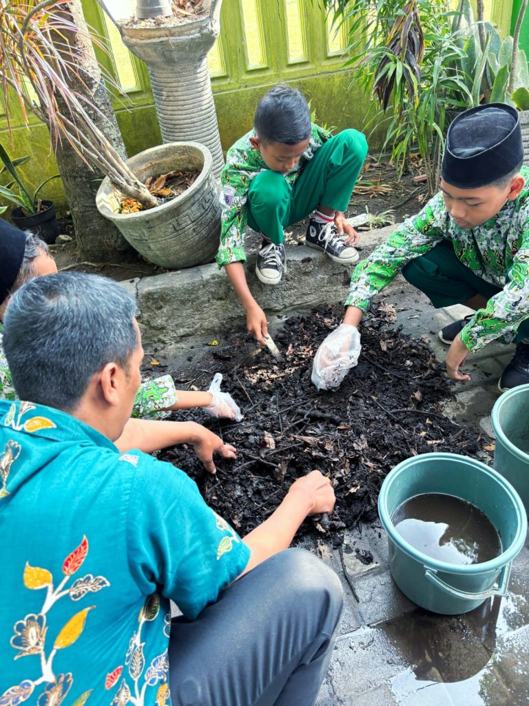 “Butterfly Waste” MIN 1 Sidoarjo Panen Raya Pupuk Kompos Tuntaskan Masalah Sampah Lokal