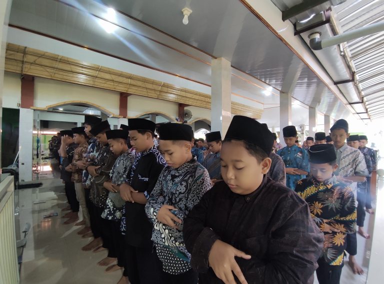 Khidmat dan Penuh Doa, MTsN 3 Sidoarjo Laksanakan Salat Gaib untuk Korban Al-Khoziny