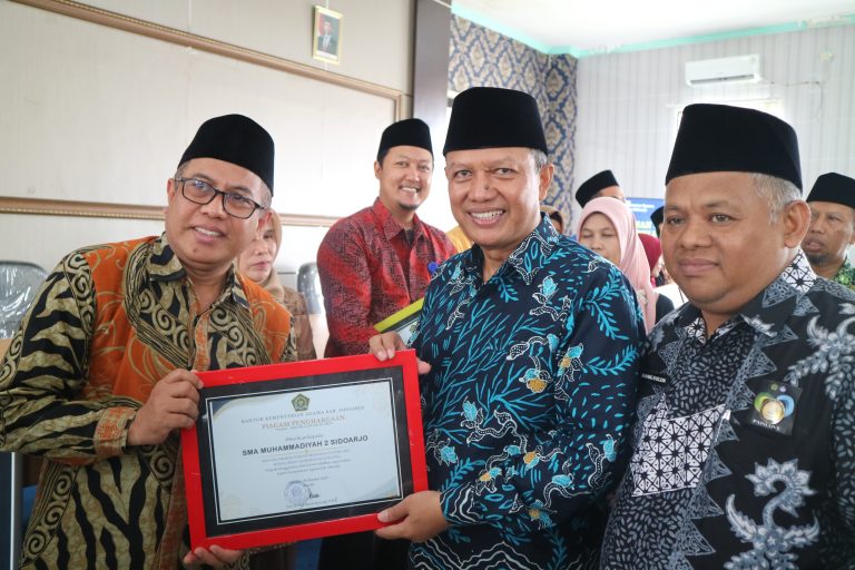 Penyerahan Piagam Penghargaan SRC dan SMB Seksi Pendidikan Agama Islam