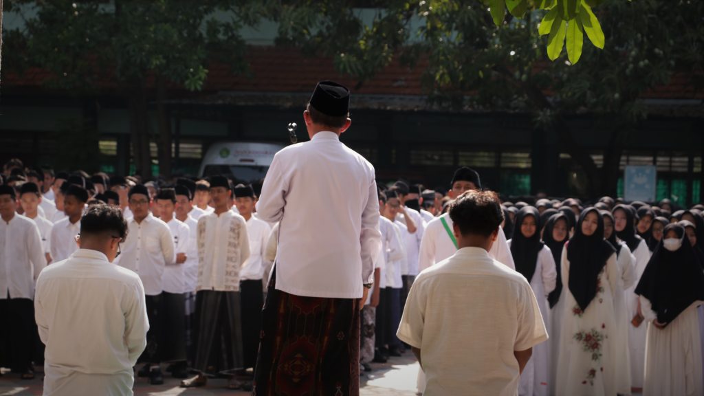 Kepala Madrasah MAN Sidoarjo Mengingatkan pentingnya tata krama, adab, dan akhlak bagi seluruh siswa-siswi MAN Sidoarjo