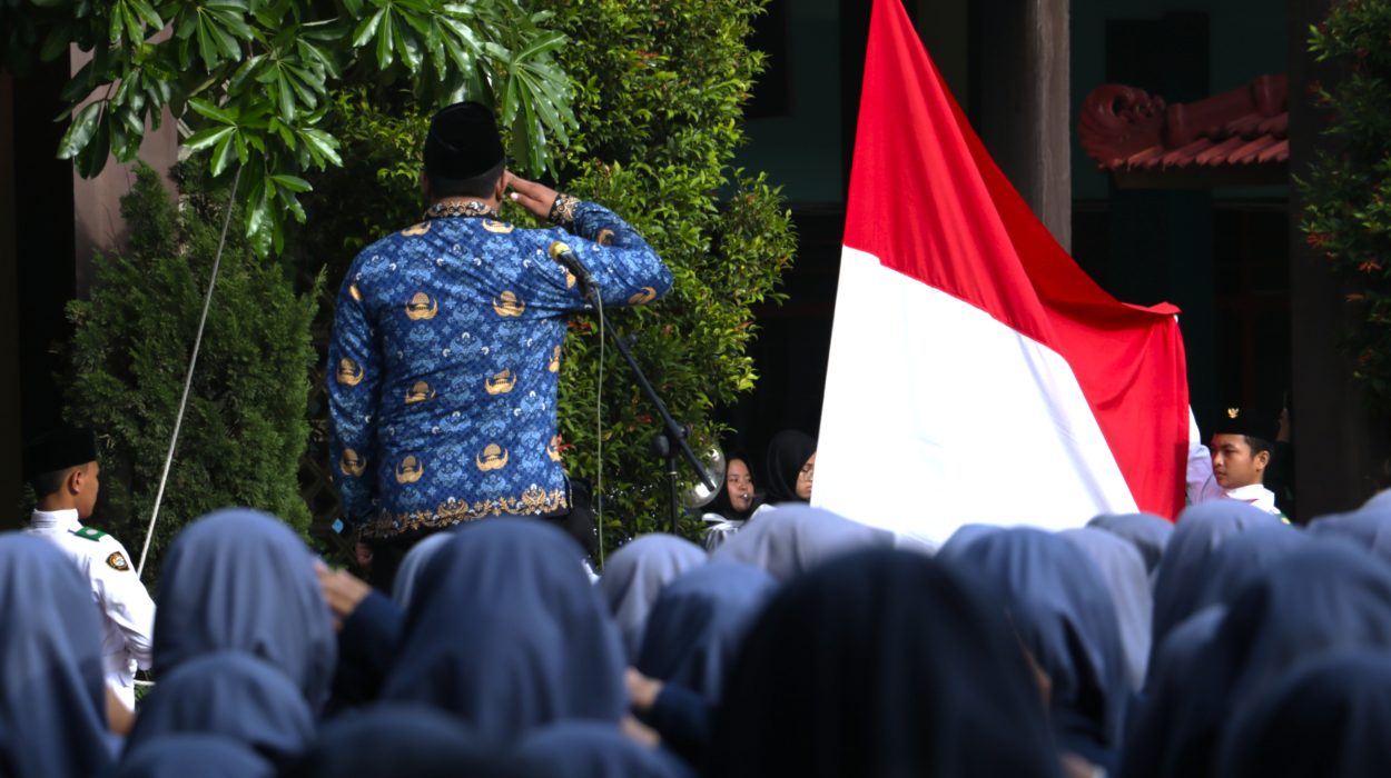 Penghormatan Kepada Bendera Merah Putih pada Upacara Hari Sumpah Pemuda 2025