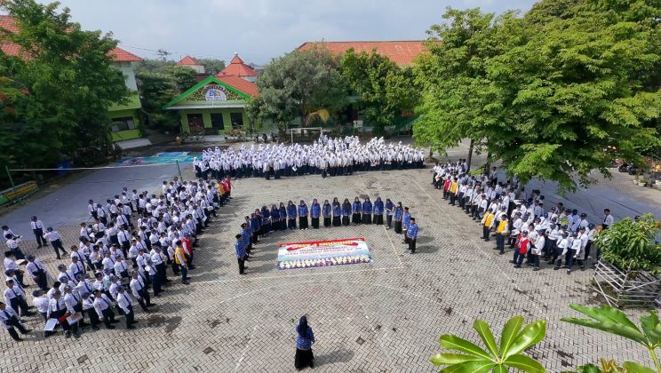 MTsN 4 Sidoarjo “Semangat Literasi Membaca Koran Jawa Pos dalam Peringatan Bulan Bahasa”