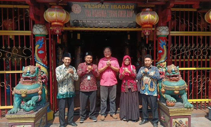 Tingkatkan Sinergi Lintas Agama, Penyuluh KUA Krian Kunjungi Klenteng Swie Bio untuk Pendataan Tempat Ibadah