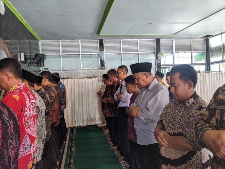 Wujud Kepedulian, Sholat Ghaib dan Doa Bersama untuk Para Korban Ponpes Al Khoziny