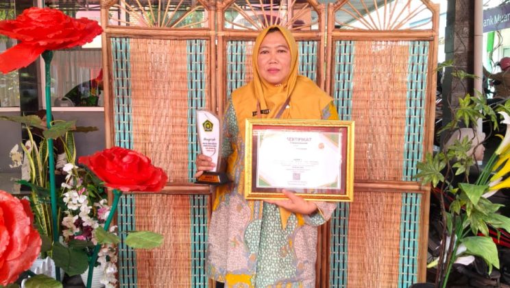Ketulusan Mengajar Berbuah Manis, Guru MIN 2 Sidoarjo Raih Penghargaan Guru Dedikatif 2025