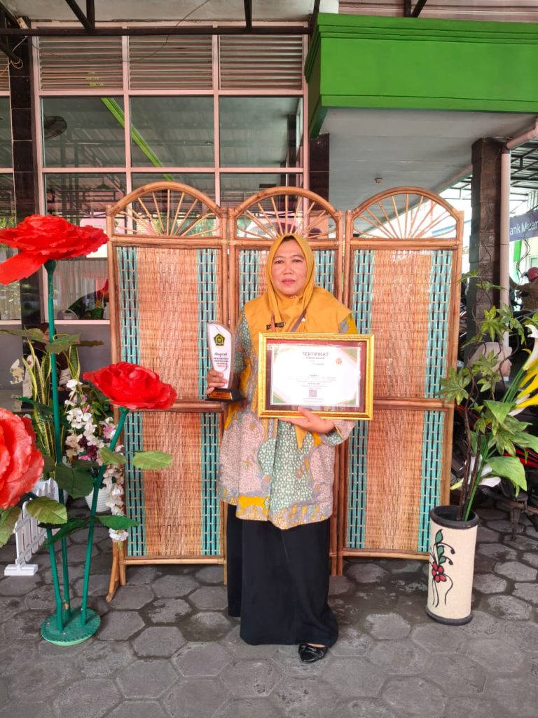 Ketulusan Mengajar Berbuah Manis, Guru MIN 2 Sidoarjo Raih Penghargaan Guru Dedikatif 2025